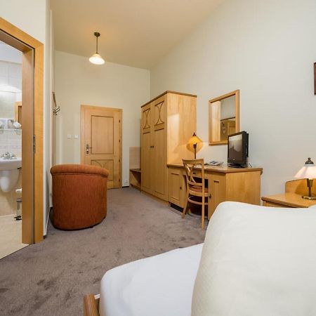 Hotel Zlaty Lev ヤブロネツ・ナド・ニソウ エクステリア 写真