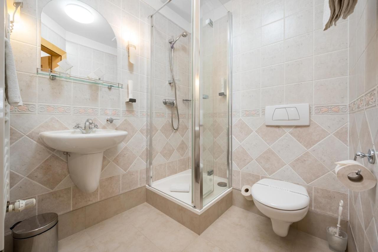Hotel Zlaty Lev ヤブロネツ・ナド・ニソウ エクステリア 写真