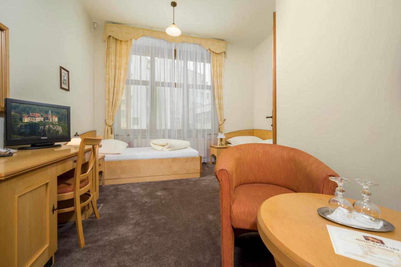 Hotel Zlaty Lev ヤブロネツ・ナド・ニソウ エクステリア 写真