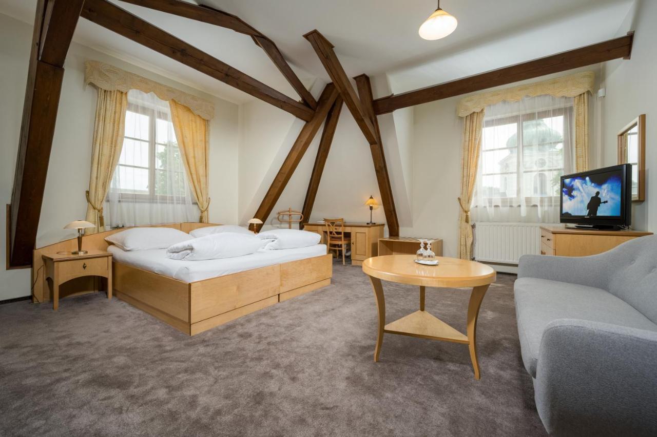 Hotel Zlaty Lev ヤブロネツ・ナド・ニソウ エクステリア 写真